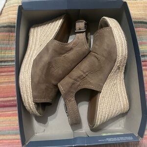 Ladies Universal Thread ladies size 10 shoe